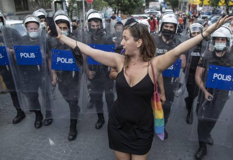 Policija suzavcem rastjerala Paradu ponosa u Istanbulu